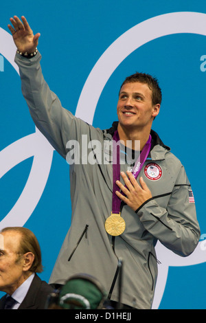 Ryan Lochte (USA) gewinnt die Goldmedaille im Herren 400 Meter lagen besiegte Micheal Phelps (USA) Stockfoto