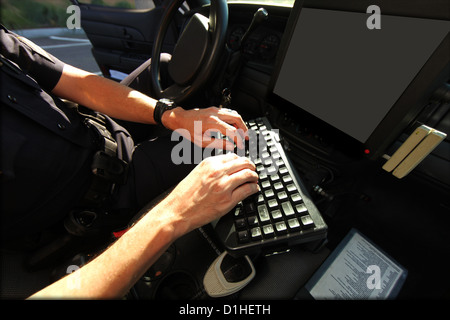Polizist mit Fahrzeug-Computer für öffentliche Sicherheit Stockfoto