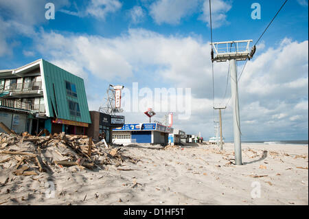 Seaside Heights, NJ, USA, 22. Dezember 2012. Trümmer Würfe noch die Strände von Seaside Heights.  Einige Bewohner von Seaside Heights und die umliegenden Städte haben damit begonnen, wieder zurück in ihre Häuser innerhalb der letzten mehrere Tage und einige Geschäfte haben öffnen mit Benzin und essen Eis. Stockfoto