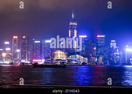 Nachtansicht der Hong Kong Skyline mit Reflexionen am Victoria Harbour Stockfoto