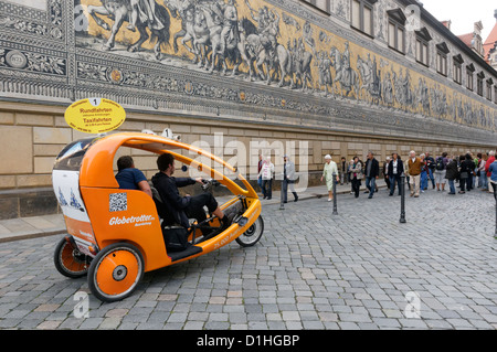 Ein Fahrrad Taxi vor der Furstenzug (Fürstenzug) auf Augustusstrasse, Altstadt, Dresden, Sachsen, Deutschland. Stockfoto