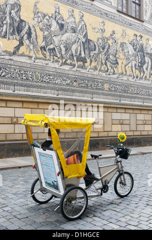 Ein Fahrrad Taxi vor der Furstenzug (Fürstenzug) auf Augustusstrasse, Altstadt, Dresden, Sachsen, Deutschland. Stockfoto