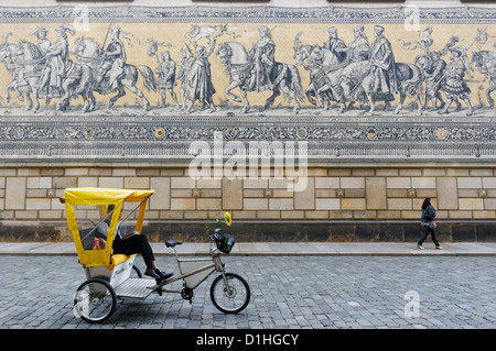 Ein Fahrrad Taxi vor der Furstenzug (Fürstenzug) auf Augustusstrasse, Altstadt, Dresden, Sachsen, Deutschland. Stockfoto