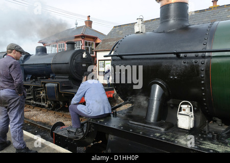 Dampfmaschinen pass am Bahnhof von blauen Anker auf der West Somerset Railway während die Crew die nächste Lok wartet. Stockfoto