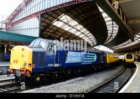 DRS-Klasse 37, Anzahl 37604 dieselelektrische Lok vor einem Zug Ingenieure bei Bristol Temple Meads Bahnhof. Stockfoto