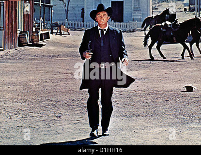 Todfeinde 5 Card Stud Robert Mitchum Reverend Rudd (Robert Mitchum) Lebt Nicht Gerade Streng Nach seit Glauben. In einer Stockfoto