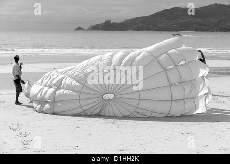 Eine kollabierende Fallschirm Überdachung am Strand in Phuket, Thailand. Stockfoto