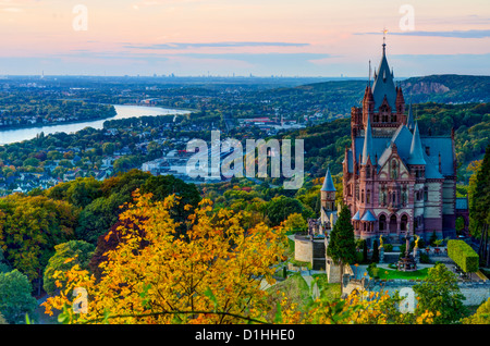 Eine atemberaubende Lage in Bonn. Die berühmten Drachenburg / Drachenburg Stockfoto