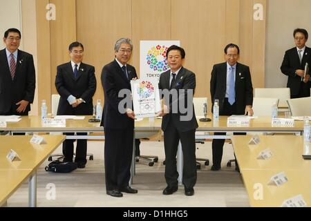 (L-R) Noriyuki Ichihara, Masato Mizuno, Tsunekazu Takeda, Naoki Inose, Gouverneur von Tokio, Tomiaki Fukuda, 21. Dezember 2012: neuer Gouverneur von Tokio, Naoki Inose wurde ausgewählt, Vorsitzender des Tokyo 2020 Olympischen Angebots während eines Regisseurs treffen auf die Tokyo Metropolitan Regierung Gebäude in Tokio, Japan zu werden. (Foto: AFLO SPORT) [1156] Stockfoto