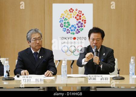 (L-R) Tsunekazu Takeda, Naoki Inose, Gouverneur von Tokio, 21. Dezember 2012: neuer Gouverneur von Tokio, Naoki Inose wurde ausgewählt, Vorsitzender des Tokyo 2020 Olympischen Angebots während eines Regisseurs treffen auf die Tokyo Metropolitan Regierung Gebäude in Tokio, Japan zu werden. (Foto: AFLO SPORT) [1156] Stockfoto