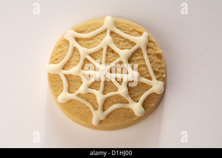 Halloween mini Spinnennetz Keks auf weißem Hintergrund - von oben nach unten suchen. Stockfoto