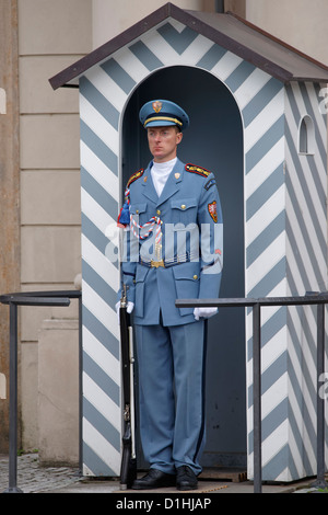 Bewaffnete Wachen im Dienst außerhalb der Prager Burg, Prag, Tschechische Republik Stockfoto