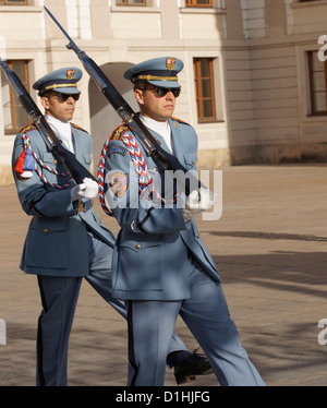 Ändern der Wache, Prager Burg, Prag, Tschechische Republik. Stockfoto