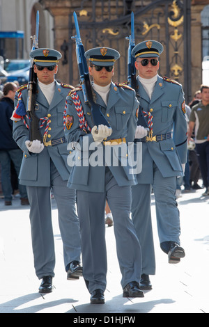 Ändern der Wache, Prager Burg, Prag, Tschechische Republik. Stockfoto