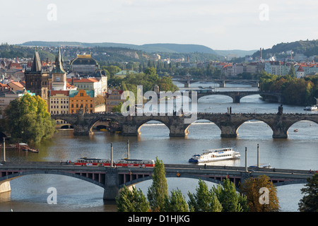 Blick über Manesuv Brücke zur Karlsbrücke und der Moldau, Prag, Tschechische Republik. Stockfoto