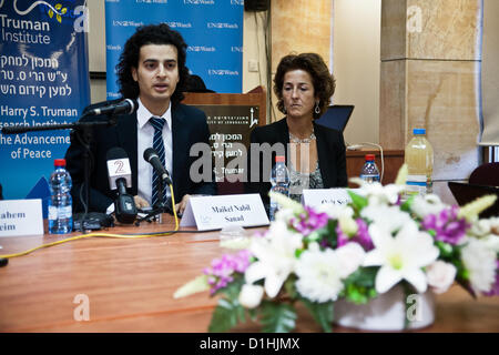 Maikel Nabil Sanad erklärt seine Beweggründe für Besuch Israel; Sensibilisierung der Öffentlichkeit für die Existenz von pro-Friedensaktivisten im arabischen Sprachraum. Jerusalem, Israel. 23. Dezember 2012.  Maikel Nabil Sanad, ägyptische Menschenrechte Dissident, Tahrir-Platz Demokratie Blogger und ehemaliger politischer Gefangener der 302-Tag, trifft Vertreter der Presse an der Hebräischen Universität beim Beginn einer Friedenskonsolidierungsmission in Israel, organisiert von UN-Watch. Stockfoto