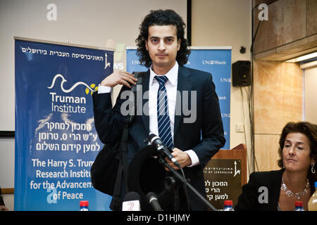 Maikel Nabil Sanad tritt eine Pressekonferenz an der Hebräischen Universität Mount Scopus Truman-Institutes. Nach der Pressekonferenz Nabil Sanad sprach auf eine offene Vorlesung der israelischen Öffentlichkeit. Jerusalem, Israel. 23. Dezember 2012.  Maikel Nabil Sanad, ägyptische Menschenrechte Dissident, Tahrir-Platz Demokratie Blogger und ehemaliger politischer Gefangener der 302-Tag, trifft Vertreter der Presse an der Hebräischen Universität beim Beginn einer Friedenskonsolidierungsmission in Israel, organisiert von UN-Watch. Stockfoto