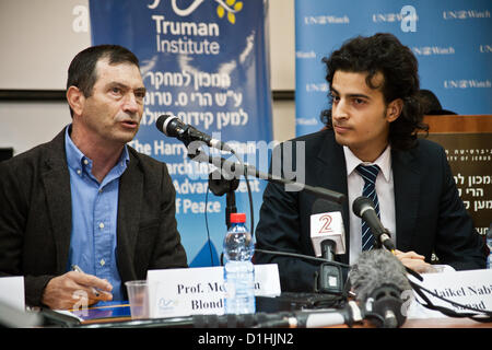 Professor Menahem Blondheim (L), Direktor von Harry S. Truman Research Institute für die Förderung des Friedens, begrüßt Maikel Nabil Sanad (R) an der Hebräischen Universität. Jerusalem, Israel. 23. Dezember 2012.  Maikel Nabil Sanad, ägyptische Menschenrechte Dissident, Tahrir-Platz Demokratie Blogger und ehemaliger politischer Gefangener der 302-Tag, trifft Vertreter der Presse an der Hebräischen Universität beim Beginn einer Friedenskonsolidierungsmission in Israel, organisiert von UN-Watch. Stockfoto