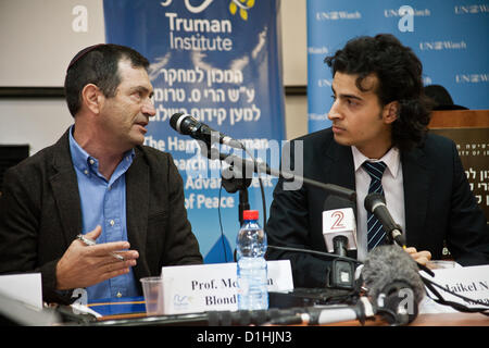 Professor Menahem Blondheim (L), Direktor von Harry S. Truman Research Institute für die Förderung des Friedens, begrüßt Maikel Nabil Sanad (R) an der Hebräischen Universität. Jerusalem, Israel. 23. Dezember 2012.  Maikel Nabil Sanad, ägyptische Menschenrechte Dissident, Tahrir-Platz Demokratie Blogger und ehemaliger politischer Gefangener der 302-Tag, trifft Vertreter der Presse an der Hebräischen Universität beim Beginn einer Friedenskonsolidierungsmission in Israel, organisiert von UN-Watch. Stockfoto