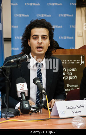 Maikel Nabil Sanad erklärt seine Beweggründe für Besuch Israel; Sensibilisierung der Öffentlichkeit für die Existenz von pro-Friedensaktivisten im arabischen Sprachraum. Jerusalem, Israel. 23. Dezember 2012.  Maikel Nabil Sanad, ägyptische Menschenrechte Dissident, Tahrir-Platz Demokratie Blogger und ehemaliger politischer Gefangener der 302-Tag, trifft Vertreter der Presse an der Hebräischen Universität beim Beginn einer Friedenskonsolidierungsmission in Israel, organisiert von UN-Watch. Stockfoto