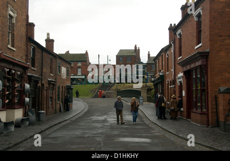 WEST MIDLANDS; DUDLEY; BLACK COUNTRY LIVING MUSEUM; TOURISTEN UND "EINHEIMISCHE" CANAL STREET IM JAHR 1880 Stockfoto