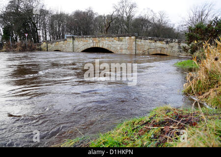 Lochlip Road, Lochwinnoch, Renfrewshire, Schottland, Großbritannien, Sonntag, 23rd. Dezember 2012. Der Fluss Calder in Spaten an der Sandsteinbrücke nach anhaltenden starken Regen. Für ein Beispiel, wie der Fluss normalerweise aussieht, siehe Alamy image Referenznummer D06FT3 Stockfoto