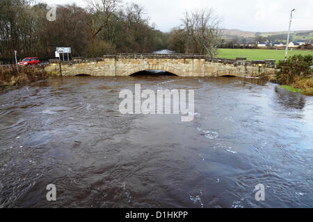 Lochlip Road, Lochwinnoch, Renfrewshire, Schottland, Großbritannien, Sonntag, 23rd. Dezember 2012. Der Fluss Calder in Spaten an der Sandsteinbrücke nach anhaltenden starken Regen. Für ein Beispiel, wie der Fluss normalerweise aussieht, siehe Alamy image Referenznummer D06FT3 Stockfoto