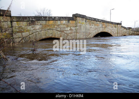 Lochlip Road, Lochwinnoch, Renfrewshire, Schottland, Großbritannien, Sonntag, 23rd. Dezember 2012. Der Fluss Calder in Spaten an der Sandsteinbrücke nach anhaltenden starken Regen. Für ein Beispiel, wie der Fluss normalerweise aussieht, siehe Alamy image Referenznummer D06FT3 Stockfoto