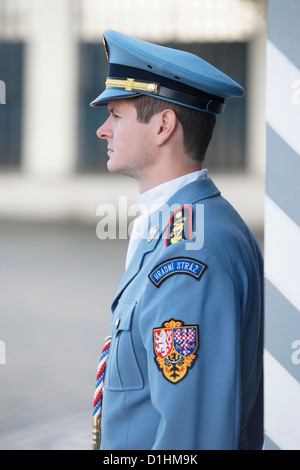 Bewaffnete Wachen im Dienst außerhalb der Prager Burg, Prag, Tschechische Republik Stockfoto