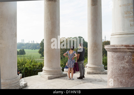 Zwei Leute beobachten die Skyline von München aus der Monopteros im Englischer Garten, München, Bayern, Deutschland Stockfoto