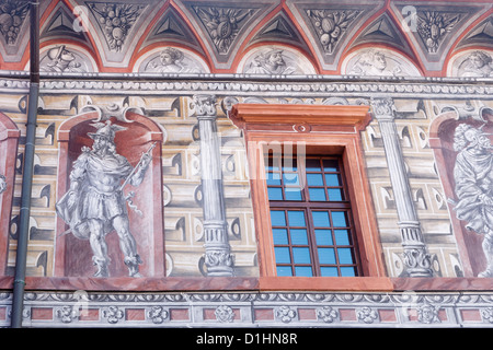 Wandbilder und Sgraffiti der Krumauer Burg, Cesky Krumlov, Südböhmen, Tschechien. Stockfoto