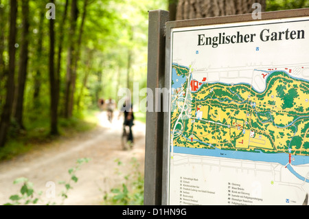 Radfahrer in Englischer Garten, München, Bayern, Deutschland Stockfoto