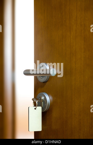 Tür mit Schlüssel Makroaufnahme - Immobilien-Konzept Stockfoto