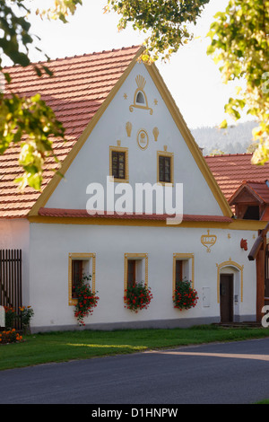 Giebel der Häuser und Gehöfte in Holasovice, Süd-Böhmen, Tschechische Republik Stockfoto