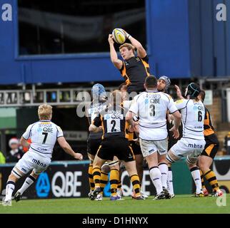 23.12.2012. High Wycombe, England. Joe Launchbury von London Wasps gewinnt die Linie während der Aviva Premiership-Partie zwischen London Wasps und Sale Sharks im Adams Park auf 23. Dezember. 2012 in High Wycombe, England. Stockfoto