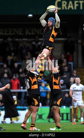 23.12.2012. High Wycombe, England. James Haskell von London Wasps gewinnt die Linie während der Aviva Premiership-Partie zwischen London Wasps und Sale Sharks im Adams Park auf 23. Dezember. 2012 in High Wycombe, England. Stockfoto