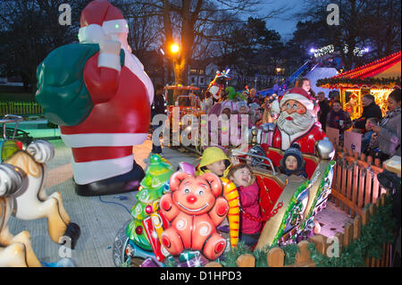 22. Dezember 2012. Cardiff, Wales, UK. Kinder fahren den Santa-Zug. Zwei Tage vor Weihnachten genießen Familien den Besuch der jährlichen Winters fair. Photo Credit: Graham M. Lawrence/Alamy Live-Nachrichten. Stockfoto