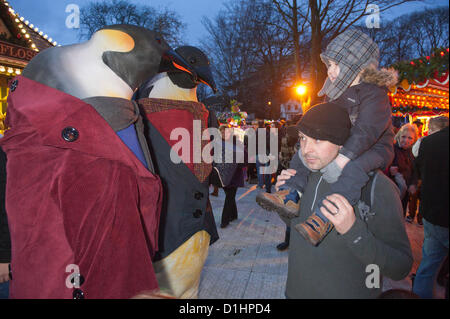 22. Dezember 2012. Cardiff, Wales, UK. Zwei große Pinguine unterhalten das Publikum. Zwei Tage vor Weihnachten genießen Familien den Besuch der jährlichen Winters fair. Photo Credit: Graham M. Lawrence/Alamy Live-Nachrichten. Stockfoto