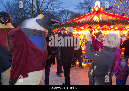 22. Dezember 2012. Cardiff, Wales, UK. Zwei große Pinguine unterhalten das Publikum. Zwei Tage vor Weihnachten genießen Familien den Besuch der jährlichen Winters fair. Photo Credit: Graham M. Lawrence/Alamy Live-Nachrichten. Stockfoto