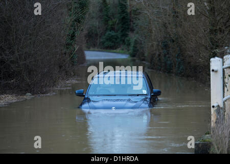 In der Nähe von Black Notley, Essex, ist ein BMW SUV Hochwasser auf einer ländlichen Straße aufgegeben. Den letzten Niederschlag führte zu gesättigten Boden mit nicht, wo das Wasser versickert. Stockfoto