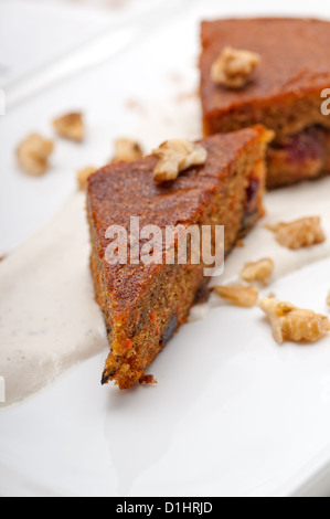 Frische gesunde hausgemachte Karotten und Walnüsse Kuchen dessert Stockfoto