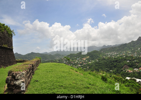 Zerstörten Mauern auf Rasen Hügel in Richtung Cumulus-Wolken über innere Hügel, Fort Frederick St George's, Grenada, West Indies Stockfoto