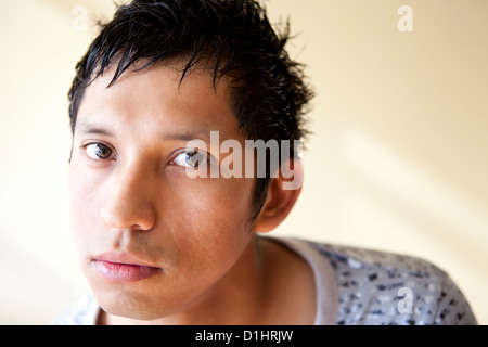 Ein Latino-Mann in seinen Zwanzigern hat einen interessierten und fragenden Blick. Stockfoto
