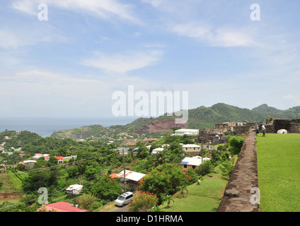 Blick in den blauen Himmel, Burgwall Nord Karibik Hügeln, grünen Gras Fort Frederick, über St George's, Grenada, West Indies Stockfoto