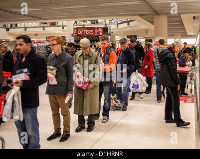 Letztes Wochenende vor Weihnachten - Einkäufer bilden lange Schlangen an Waitrose Supermarkt, London, Großbritannien Stockfoto