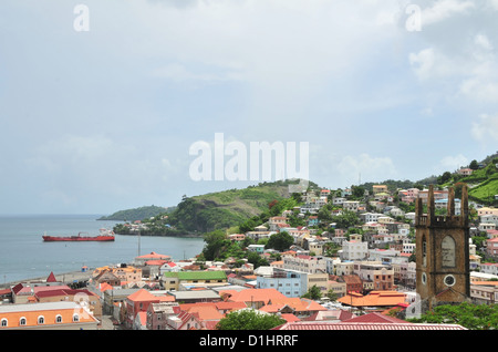 Küsten Ansicht, nördlich von Fort George, Gebäude, roten Tanker, braunen Turm St Andrew Kirche, St. George's, Grenada, West Indies Stockfoto