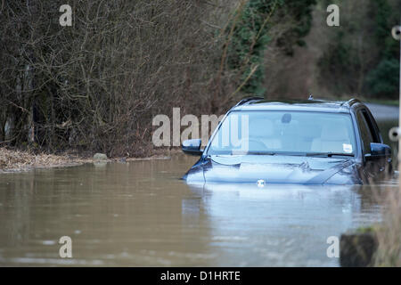 In der Nähe von Black Notley, Essex, ist ein BMW SUV Hochwasser auf einer ländlichen Straße aufgegeben. Den letzten Niederschlag führte zu gesättigten Boden mit nicht, wo das Wasser versickert. Stockfoto