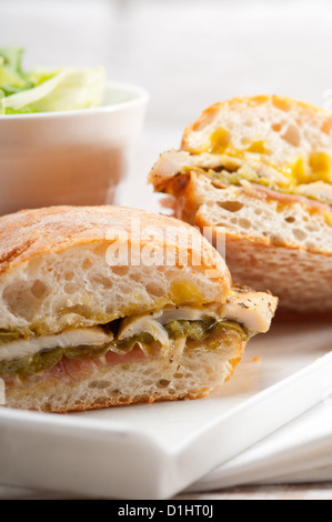 traditionelle italienische Ciabatta Panini Sandwich Hähnchen Gemüse und Aioli Stockfoto