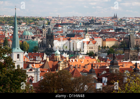 Blick über die Dächer von Prag vom Hradschin (Burgviertel) in Prag, die Hauptstadt der Tschechischen Republik. Stockfoto