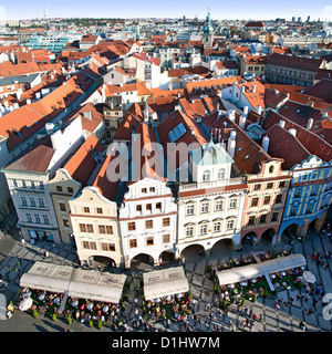 Blick über die Dächer der Altstadt und Teile von Jizchak Náměstí (Altstädter Ring) in Prag, die Hauptstadt der Tschechischen Republik. Stockfoto